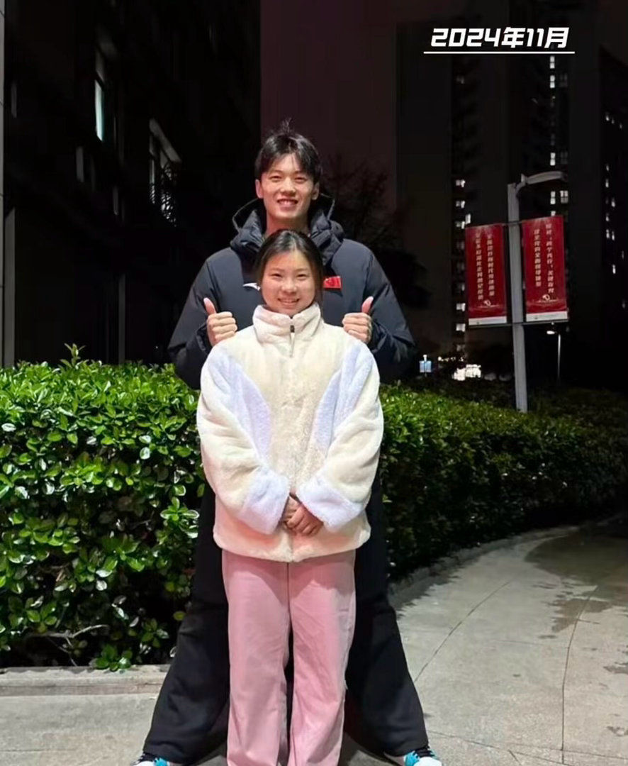 汪顺管晨辰兄妹合照上新汪顺、管晨辰惊喜亮相吴越杯揭幕战，兄妹同框再现经典姿势，默