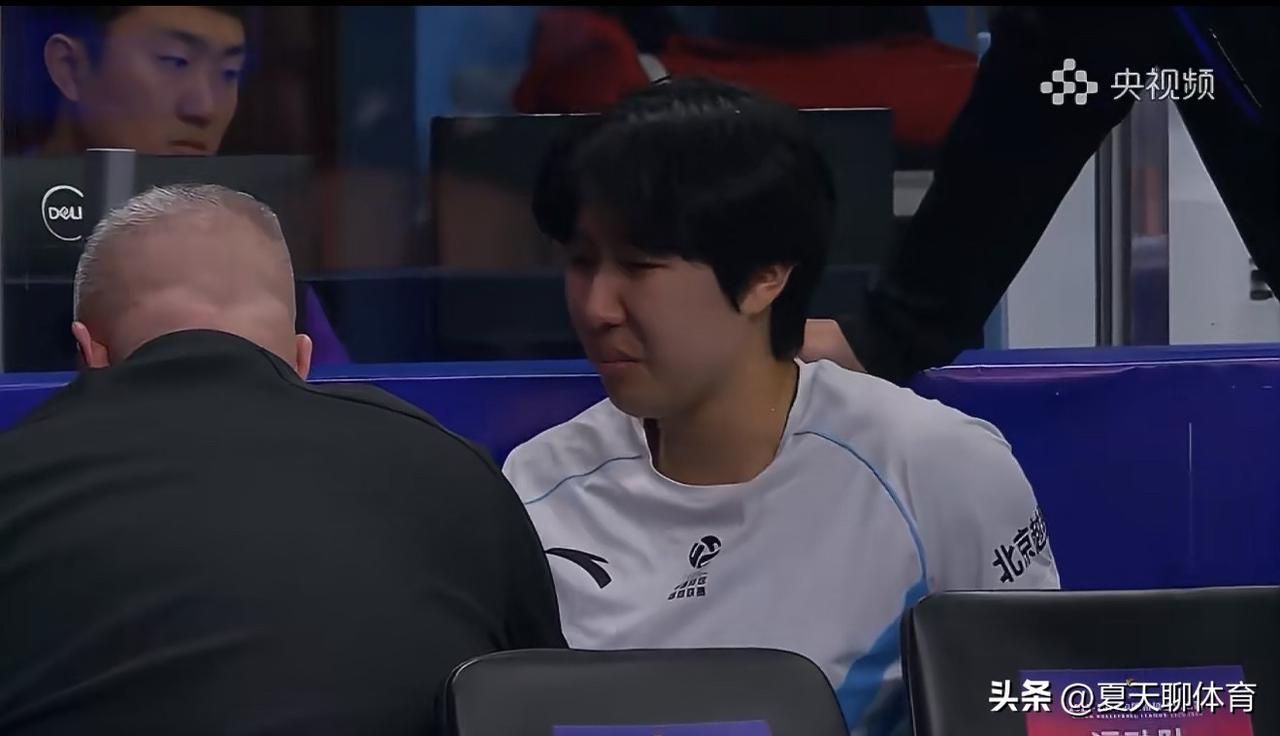 董禹含哭得梨花带雨的[流泪][流泪]最后一局被换下去的时候，是一瘸一拐走下场的！