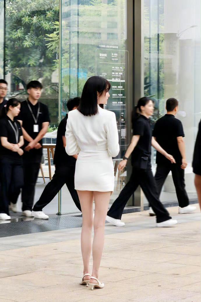 感觉关晓彤上半身和下半身的身材比例真的很不协调，腿细就会显得上半身太壮 ​​​