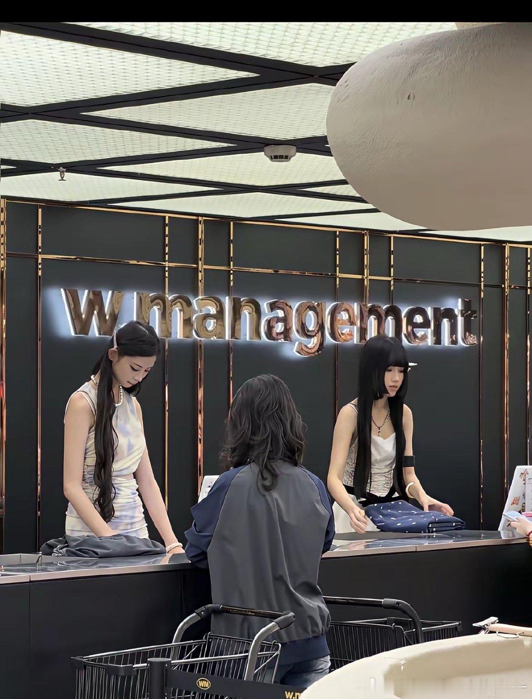 现在的顶美怎么都去做收银员了，这是WM 收银台这是普通店员，身高最起码172以上