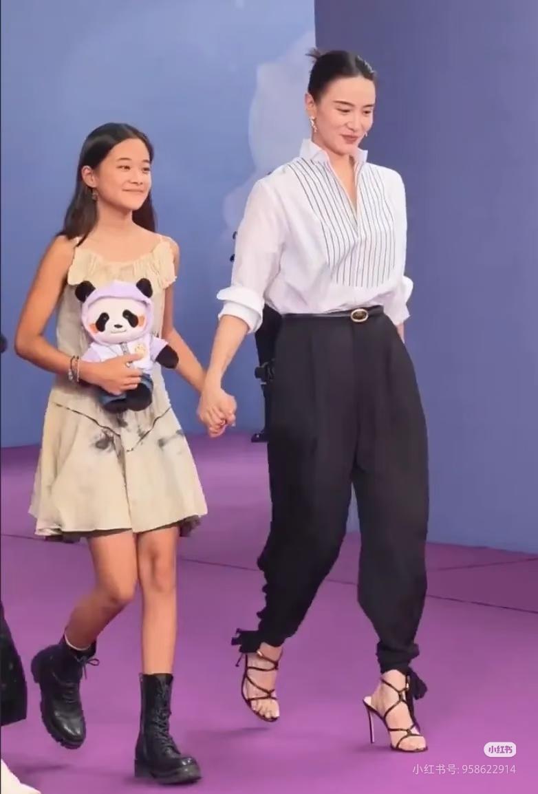 宋佳，鞋子有点滑啊~小梅婷？梅婷女儿

宋佳：竖条纹翻领白衬衫+垂感黑色高腰西裤