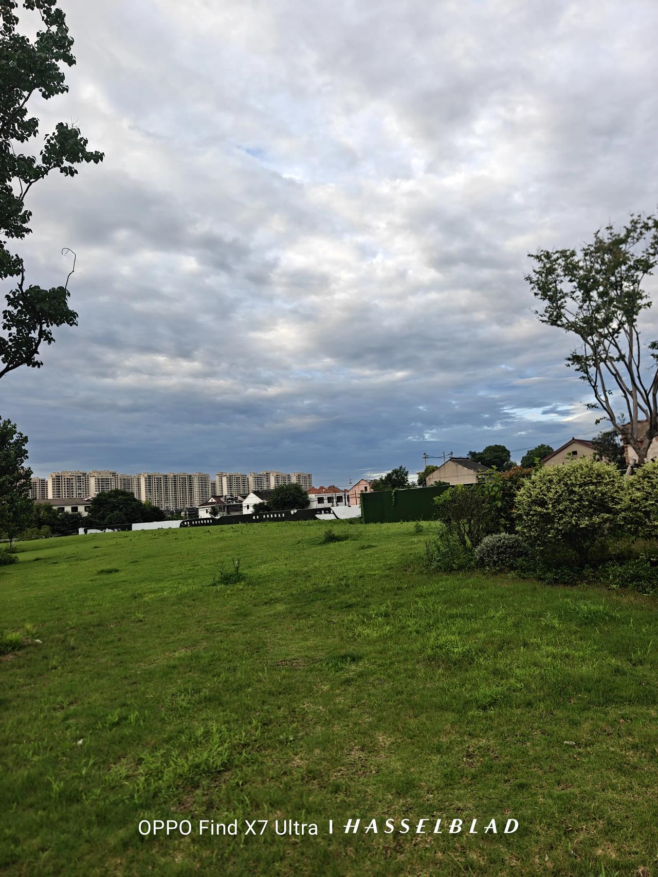 记录，黄梅夏早。

黄梅的风吹过苏城的每个角落，云厚重清蓝。空气潮湿干净。

这