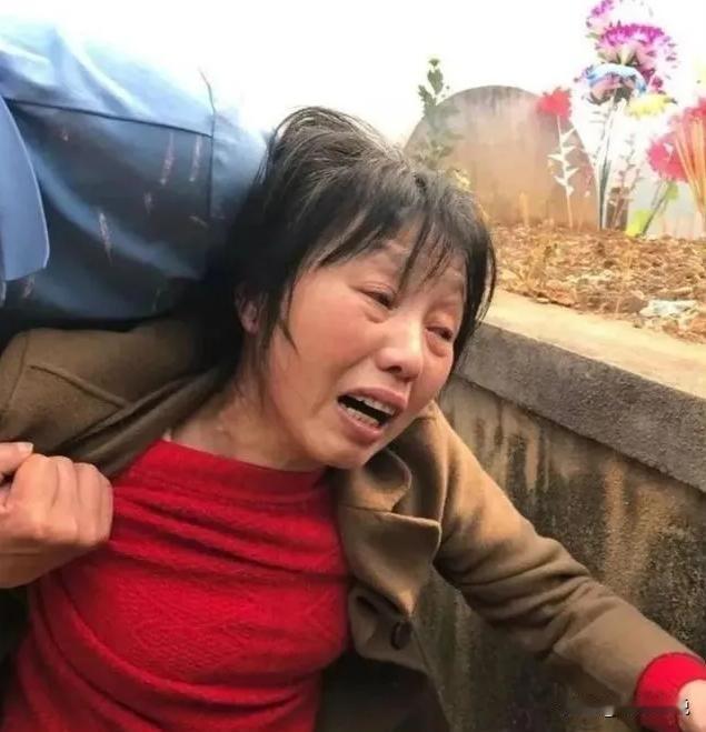 1984年，一战士壮烈牺牲，其新婚20天妻子拒绝改嫁，坚持生下遗腹子，用三十五年
