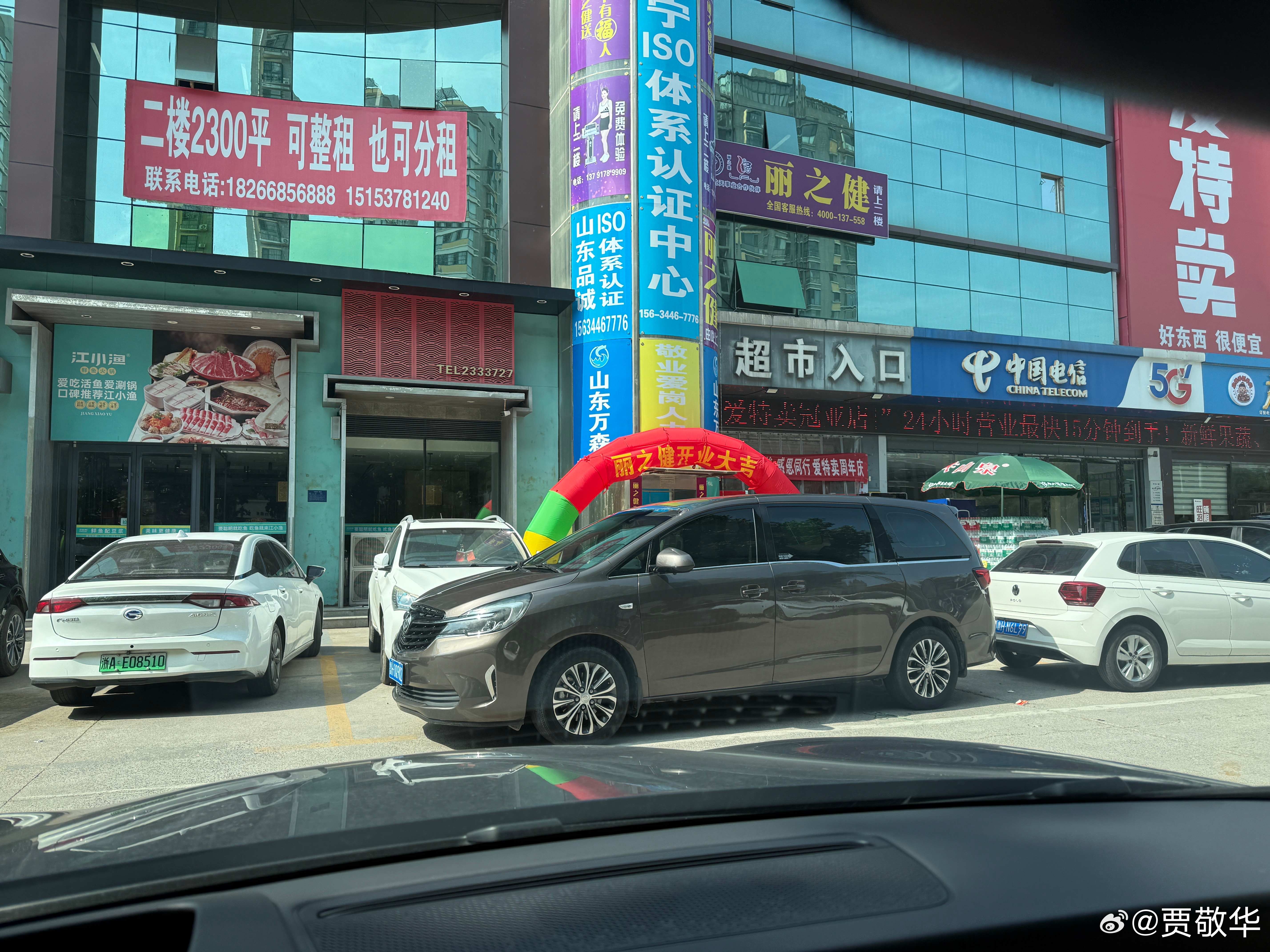 空间那么小的车位，智能驾驶直接选择退出，最后我还是手动开进车位。所以说，智能驾驶