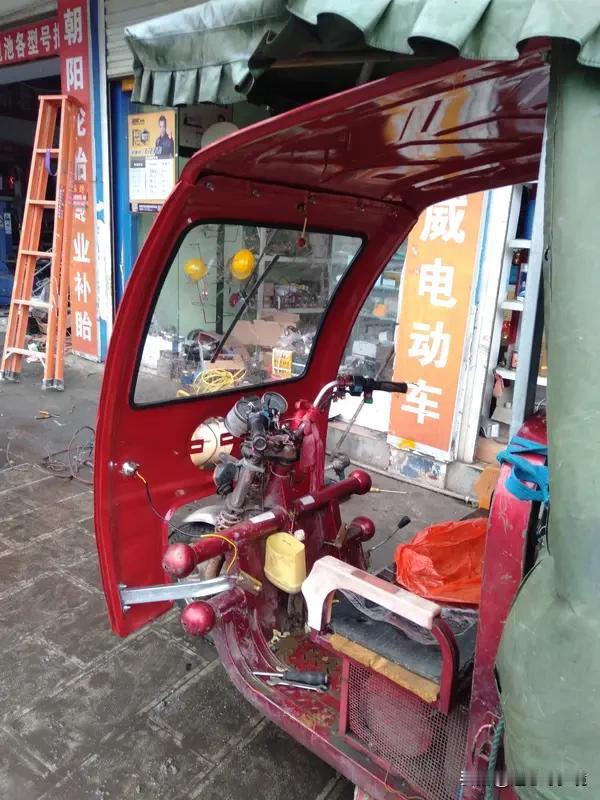 男子瑞典遇电动三蹦子以为回村了 现在中国电动三蹦子都“杀”出国门了。有个中国网友