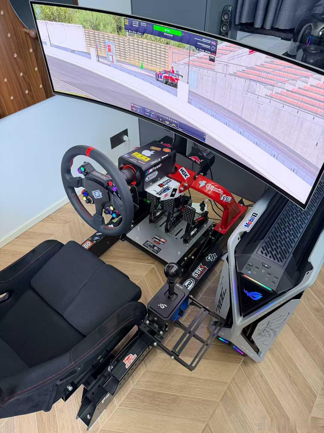 我突然想在家里组装一台“测试台驾”这样就能抢先体验虚拟版各种极限测试了有木有车企