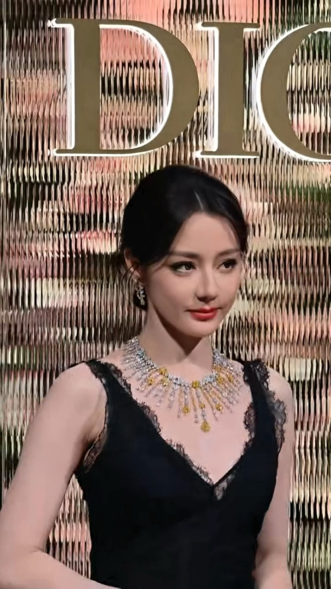 迪丽热巴美得像建模雕塑，完全冷艳从容大女人，这星光气场太强了🥵迪丽热巴迪奥活动