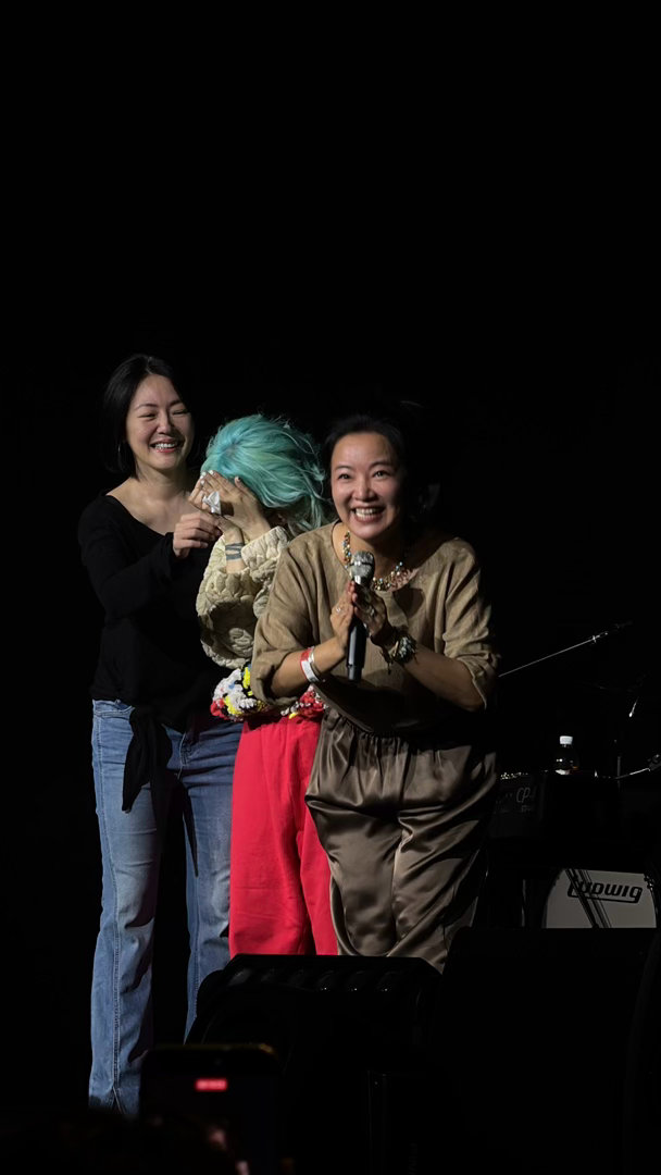 啊啊啊啊啊啊啊小S和阿雅跑上了范晓萱的舞台，为《管他什么音乐》伴舞还大闹场范晓萱