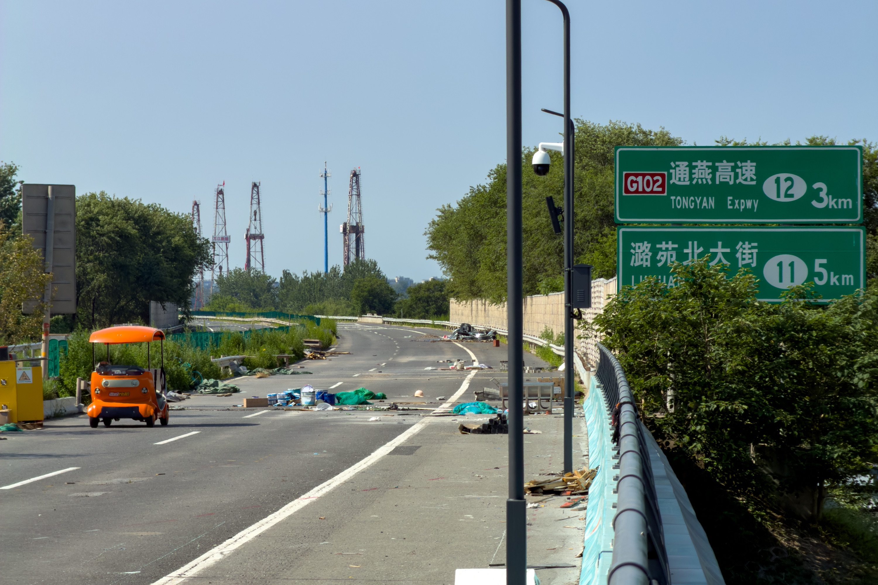 随手拍 昔六环主路，今高线公园，非常适合散步，可惜就是离家40多公里最后一张是以