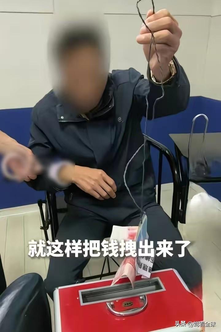 安徽蚌埠，一名男子到寺庙拜佛。可拜着拜着，男子趁四下无人，竟从口袋掏出一个自制“