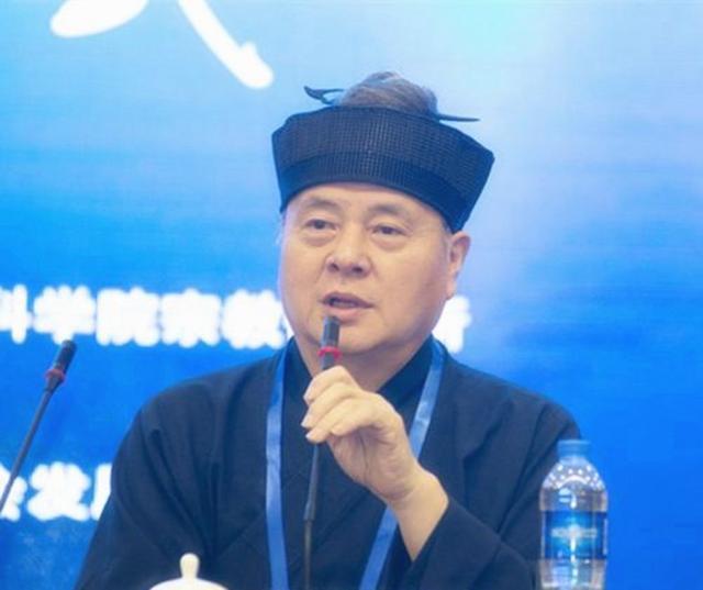 张高澄道长说人要经常保持微笑，微笑可以养阳气。
每天微笑五分钟就可以养一天的阳气