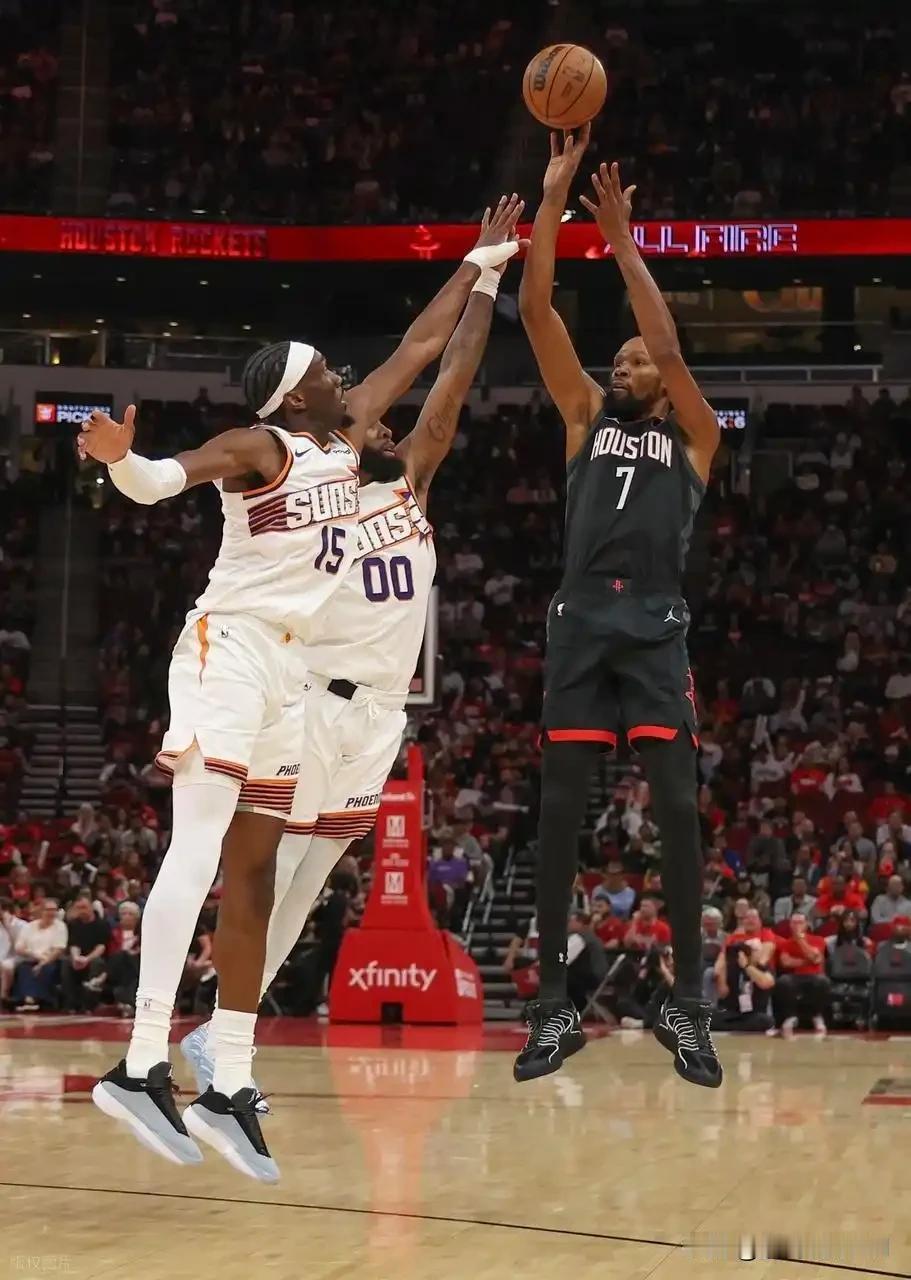 你敢信吗？杜兰特三分绝杀太阳队，布克昨天刚绝杀雷霆……

1月6号中午，杜兰特全