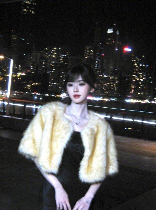 鞠婧祎发了六张苏影后造型鞠婧祎夜晚街拍plog 美美美 