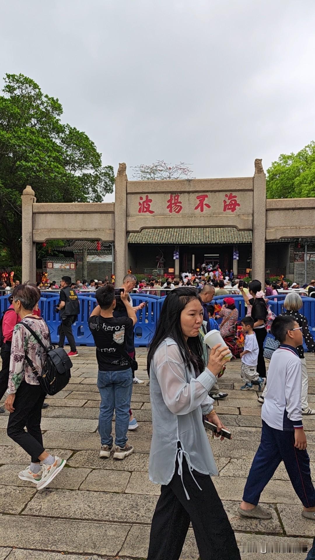 三月的第二十九天，流浪老哥流浪到黄埔夏园。
听说附近的南海神庙这两天有庙会，特地