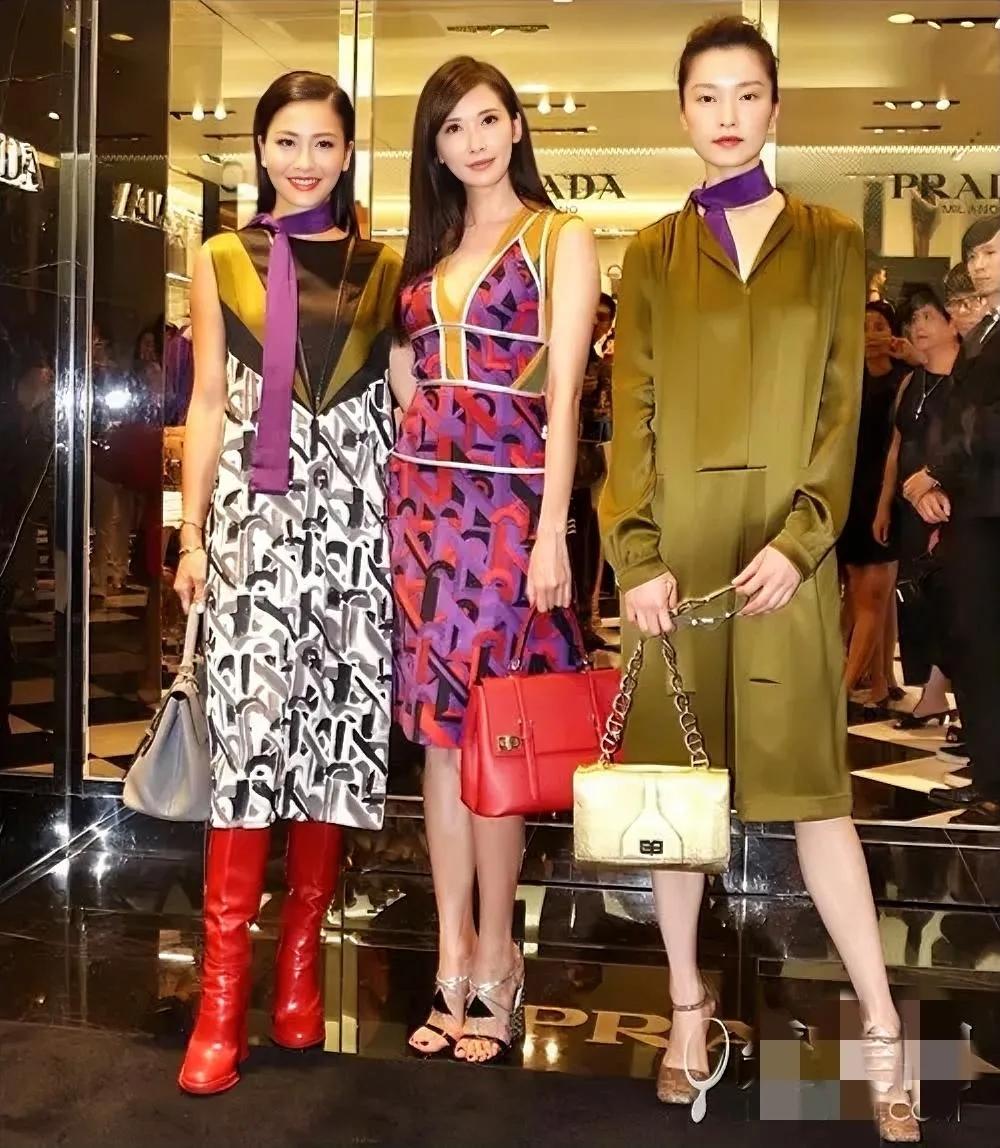 她们三人中，有你喜欢的类型吗？

三位时尚美女，虽然同样的身材高挑，但从长相气质