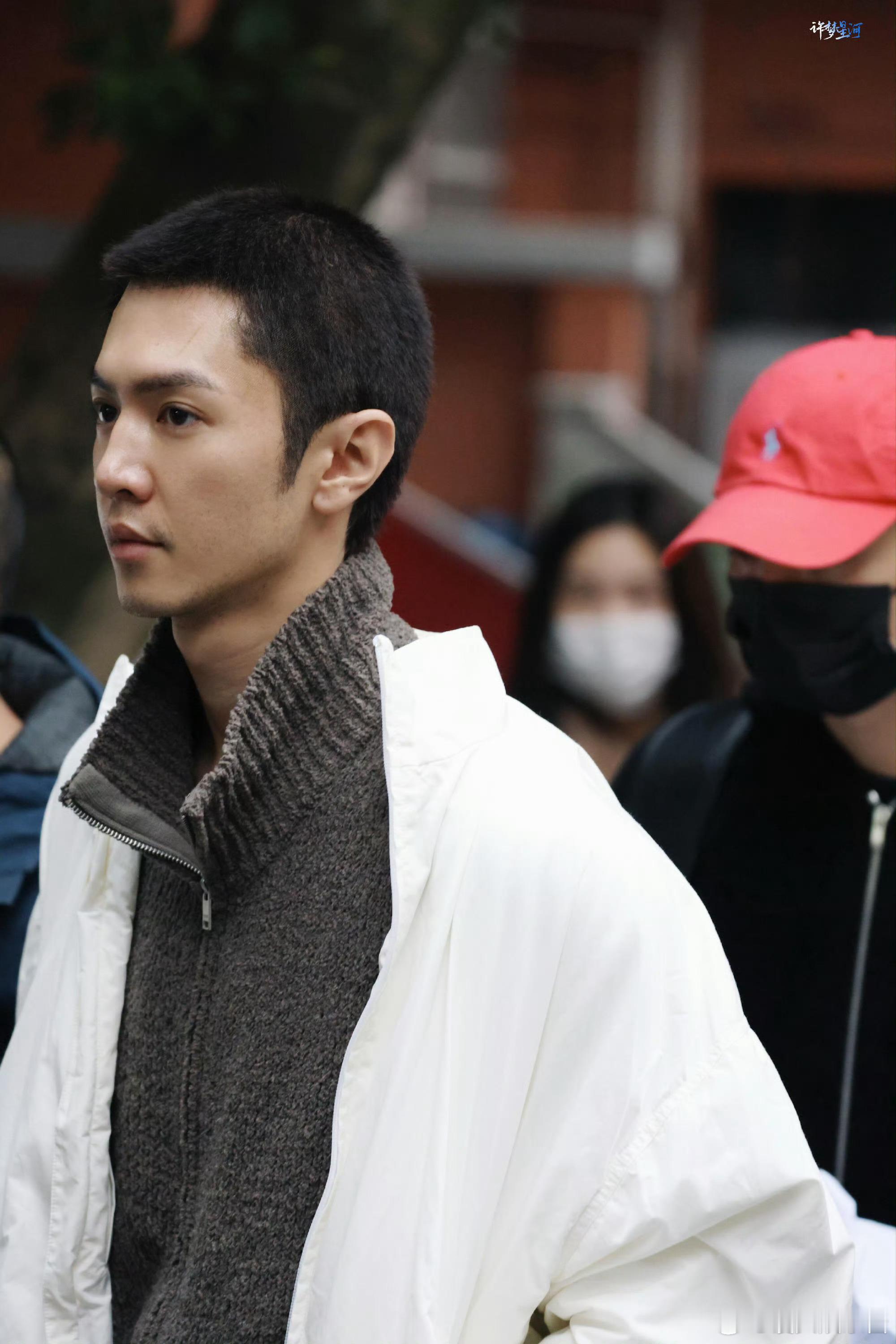 把黑夜点燃陈哲远寸头造型路透，扛住了吗 