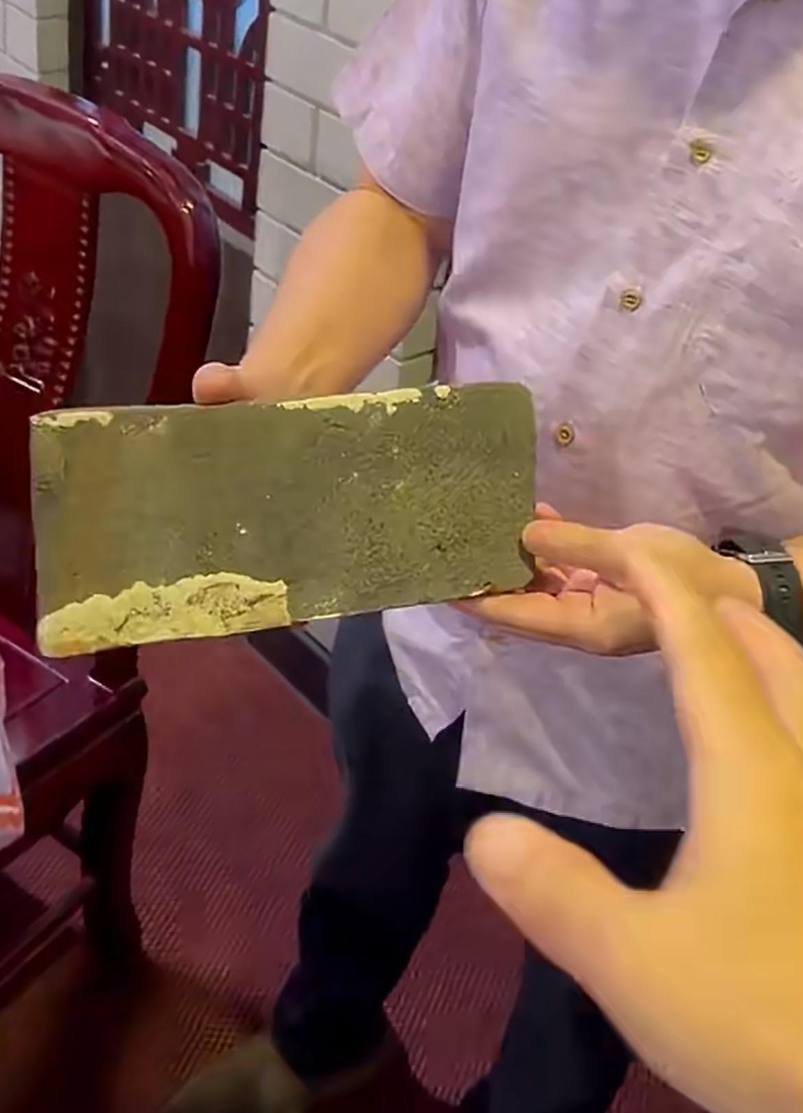 这个华人老板的祖辈在60年代下南洋做生意，海南老家的一块砖成了传家之宝，一代又一