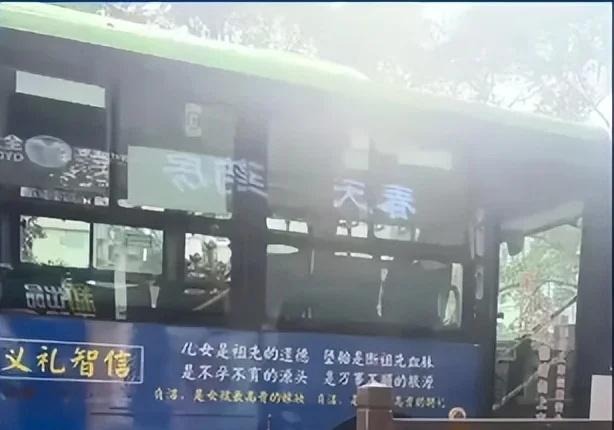 公交车上的贞节牌坊，到底在给谁招魂？
刷到这个热搜的时候，我真的气到浑身发抖❗️
