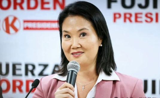 秘鲁的女总统是日裔，名字叫藤森庆子，是今年7月28日宣誓就职的。
让人没有想到的