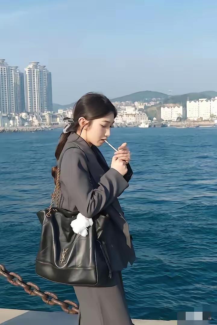 抽烟的女孩？
确实现在抽烟的女孩很多，不只是抽女士香烟，有些抽的也是大众烟，至于