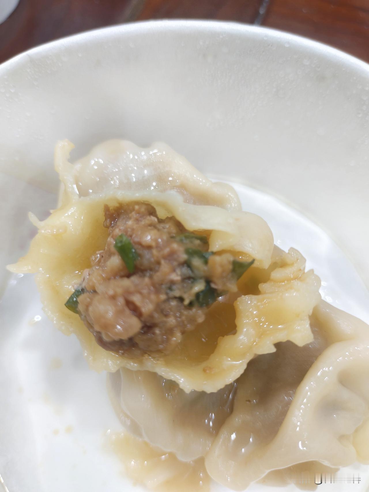 坐标邵兴柯桥。
早餐，买了两份薄皮小笼包，一笼8元8个，共16元。
这薄皮小笼包