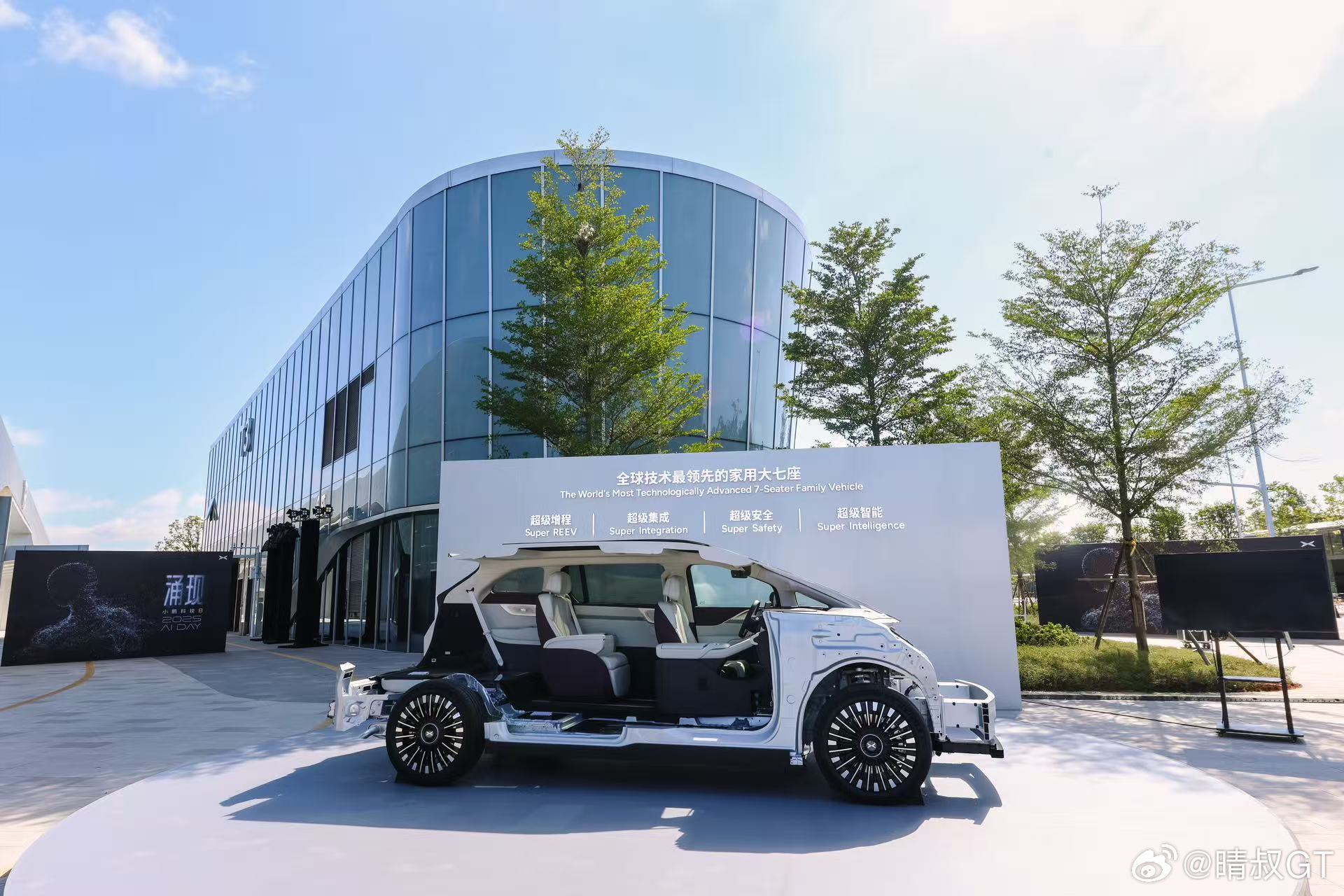 来啦来啦！2025 小鹏科技日「涌现」剧透上线！小鹏全家族车型、IRON、汇天飞