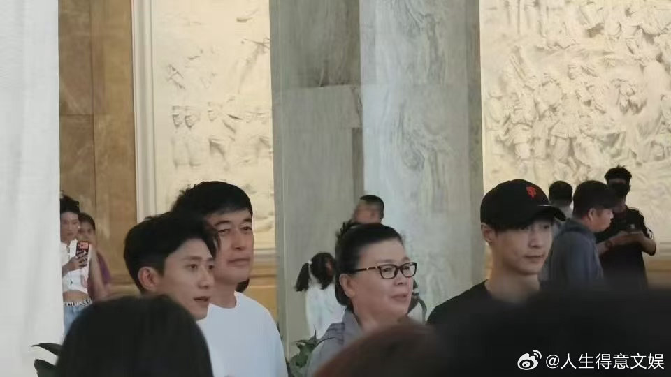 军博偶遇张一山张艺兴军事博物馆偶遇张一山张艺兴 网友在军博偶遇张一山张艺兴意想不