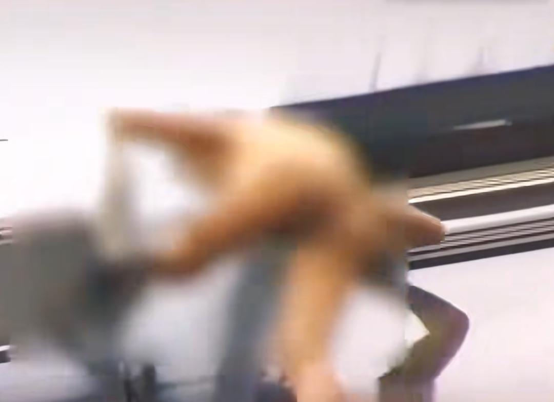 【吓傻！闹市惊现女子赤身楼顶 时不时做出惊人举动】

柳州闹市惊现赤身女子楼顶疯