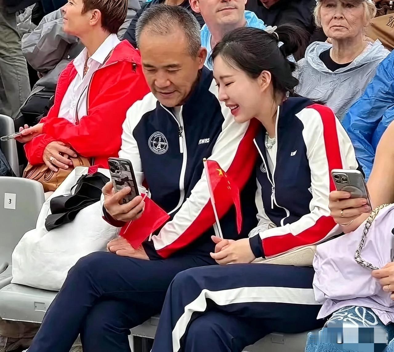 巴黎奥运看台上，73的王石和媳妇儿出镜了。俩人同款运动服，满面红光，那股子精气神