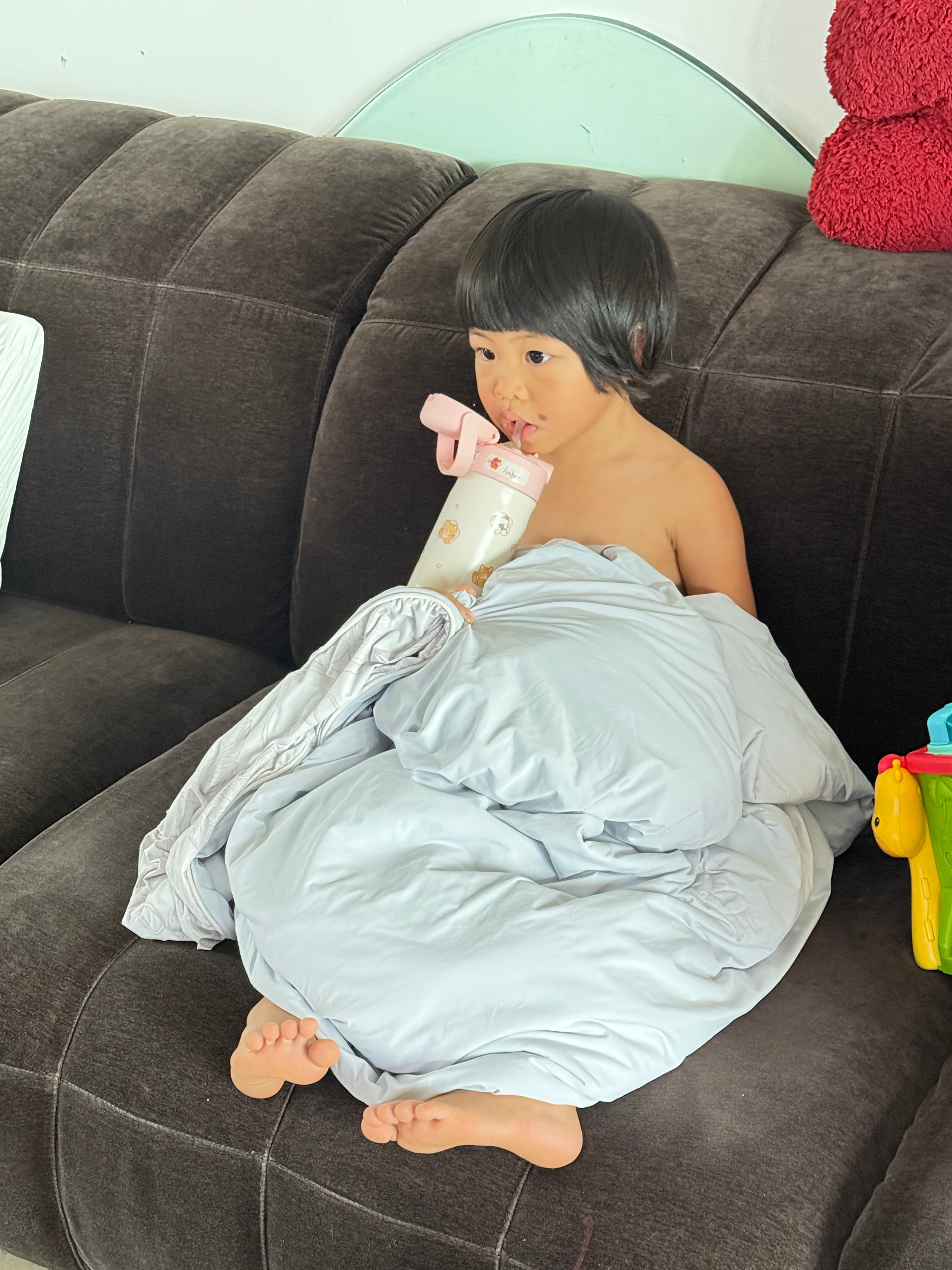 一睁眼球宝提出要求：我要看三集peppa pig，这样我上学就不会哭啦好厉害，我