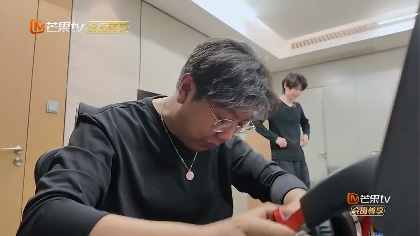 一诺双手插兜的秋衣调停者1朋友聚会闹小矛盾，一诺穿着经典黑秋衣，双手插兜慢悠悠出