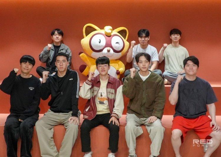 NS分享2026阵容合照：请大家期待以NS之名开启的全新征程今日NS官方分享20