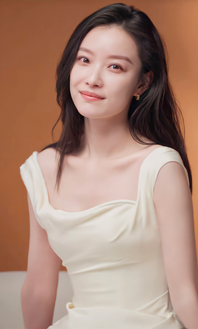 倪妮，戊辰 庚申 乙未。乙木女生于申月，正官当令，月上庚金正官透出，年柱戊辰正财