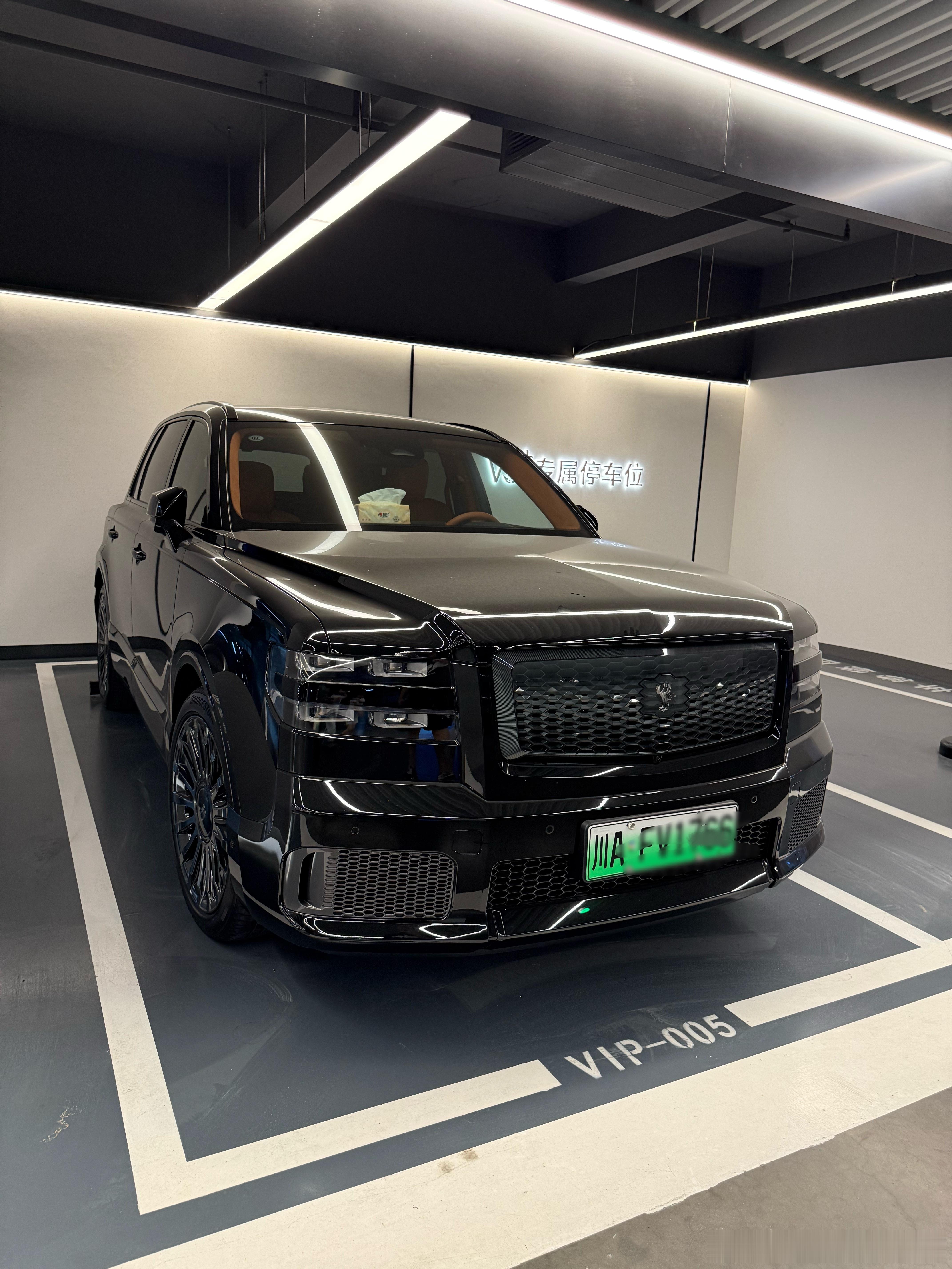 这丰田世纪实车 前脸气场很强 远看以为是库里南呢  ​​​