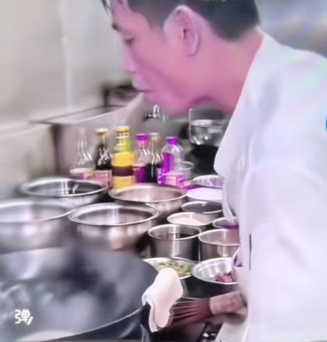 你在饭店吃饭时，会随地吐痰吗厨师都往锅里吐痰，何况吃饭人附图：这个厨师往锅里吐痰