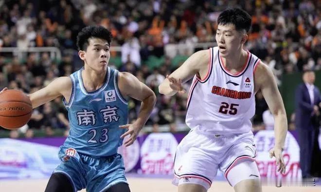 迥然不同！
CBA今晚有两场比赛胜负均不影响各自的排名，但却打出完全相反的场面：