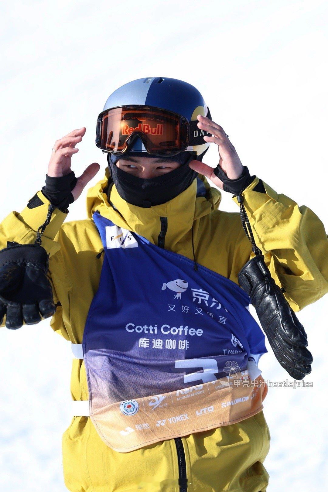 时隔一年又拍到苏翊鸣啦🦋亮黄色好衬他！！！单板滑雪苏翊鸣
