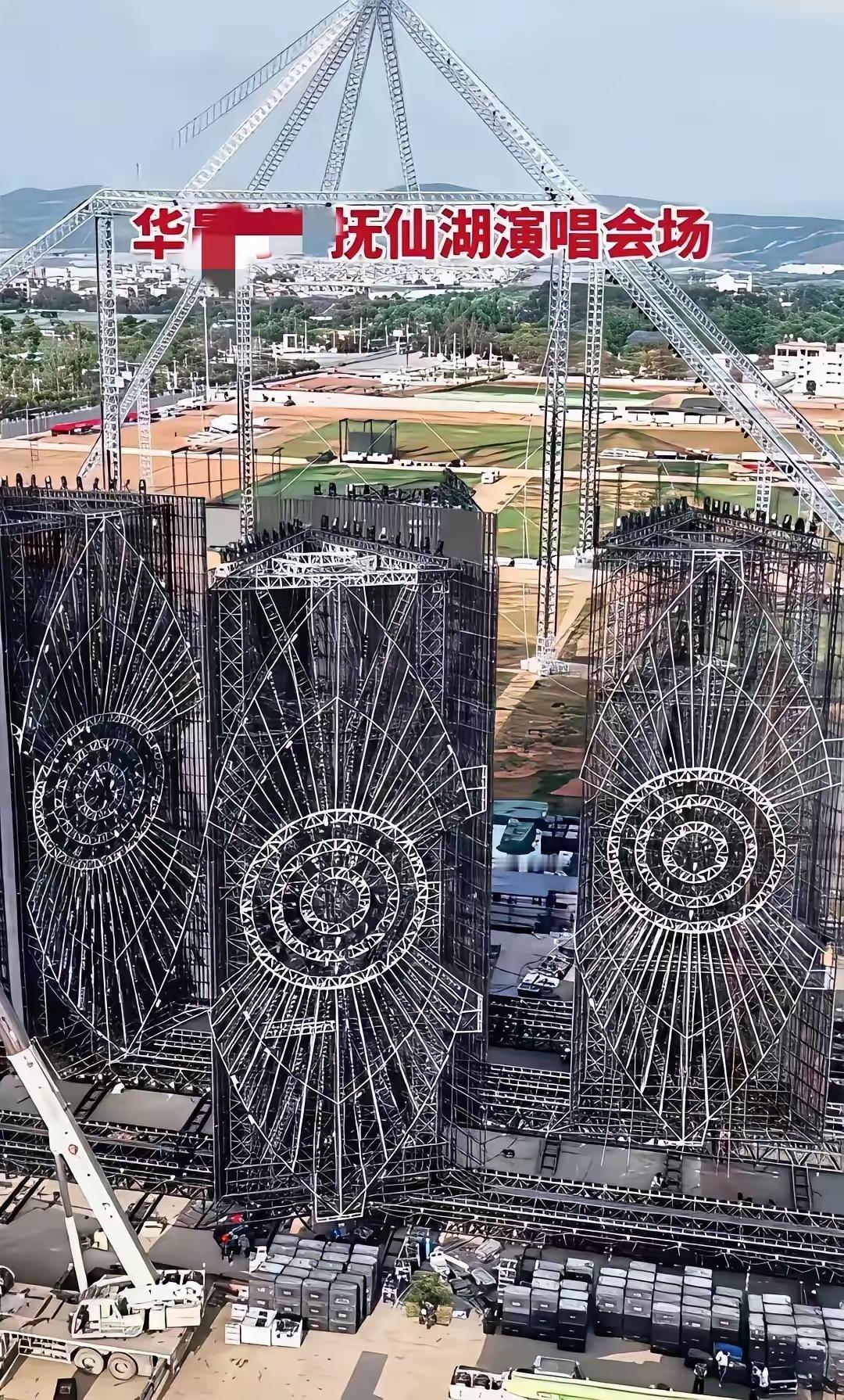 人有钱千万不要瞎折腾，就算是顶流明星，也逃不过现实的狠狠打脸。
看看华晨宇这场火