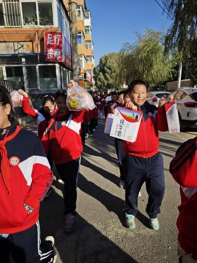 【“牡丹·雷锋中队”情暖重阳，关爱老人——牡丹街小学雷锋中队重阳节主题活动】（通