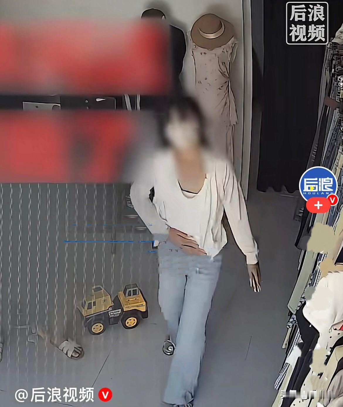 近日，山东菏泽一家普通的服装小店，一名女子走进店里，假装挑选衣服、期间一直捂着肚