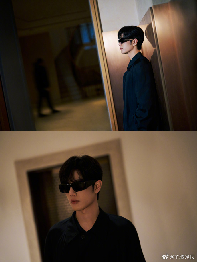 【肖战今日第二套看秀造型图释出，哪张你最喜欢？】2月27日，身着一袭长款风衣漫步