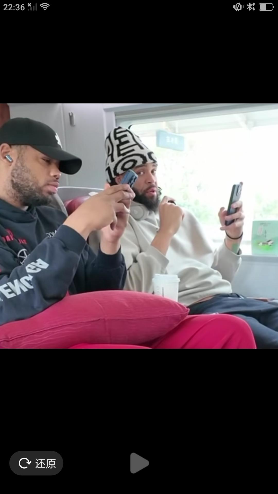 【北京队外援体验中国高铁】在结束客场与南京同曦比赛后，北京队乘坐高铁前往下一个客