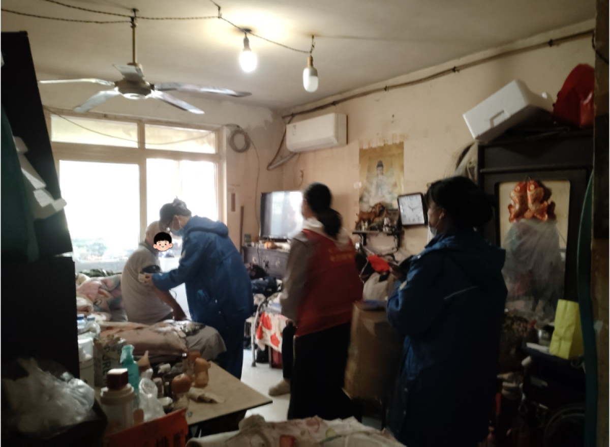 凤凰台街道张庄社区开展高龄老人上门义诊服务