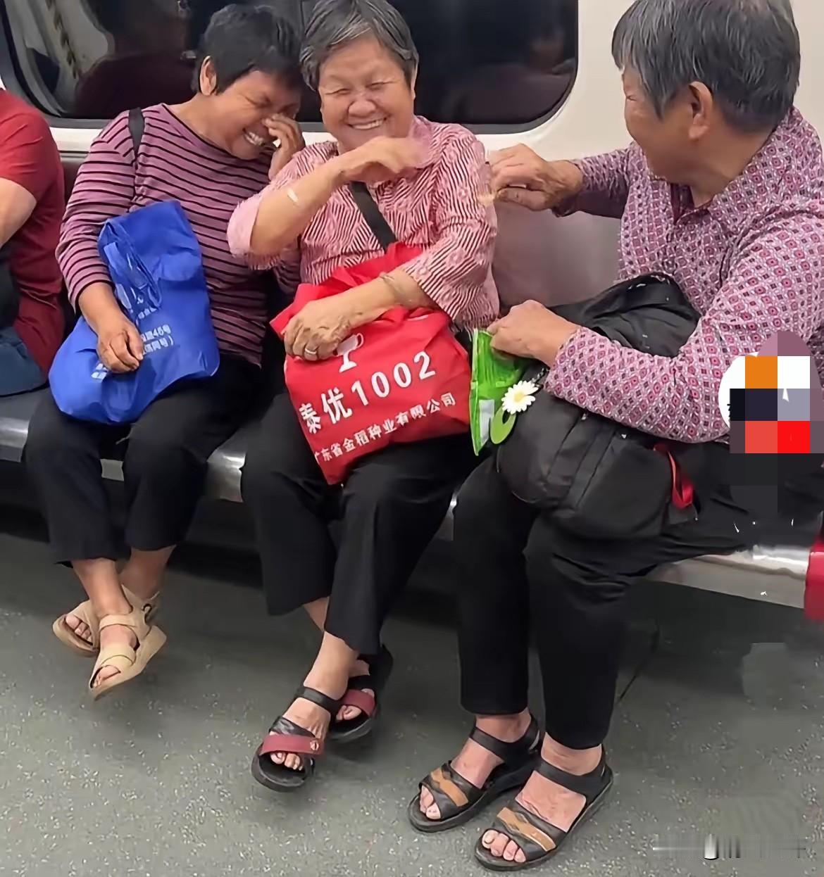 近日，在广东广州地铁上，无意间看到特别治愈的一幕……

​​​​​地铁里偶遇三位