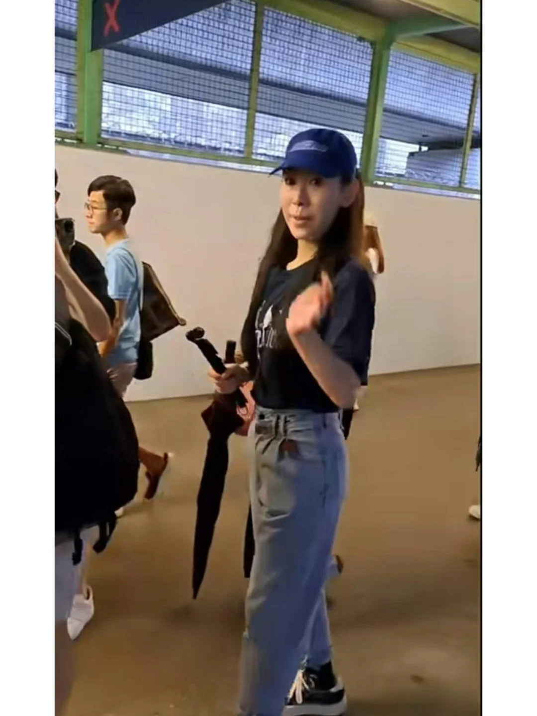炎明熹与粉丝街头卖旗！被迫躺平后吃胖了？