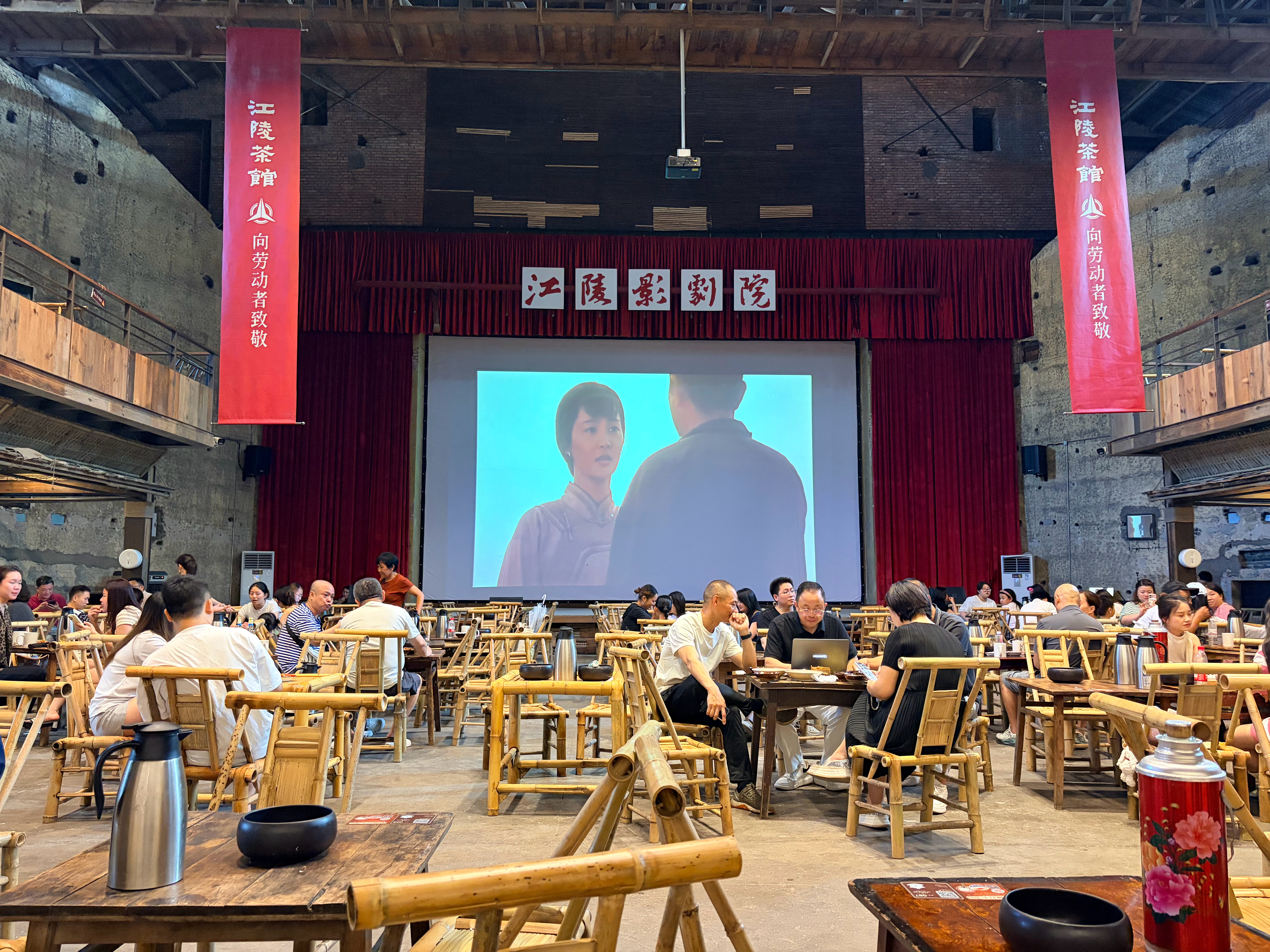 继续探店，这个茶馆真不错，主要是能吃饭还便宜，10 块钱的烧白我可以来 5 份，
