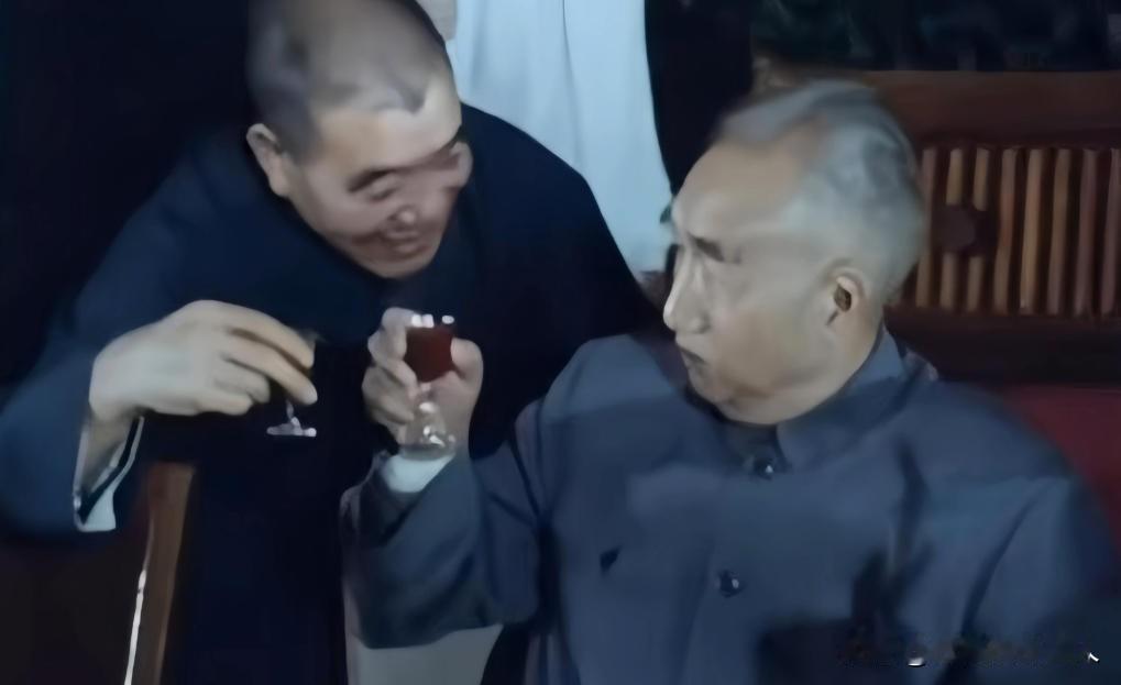 1978年的国庆招待会上，坐在后面的陈永贵，笑着举起酒杯，走到徐帅身旁，弯下腰、