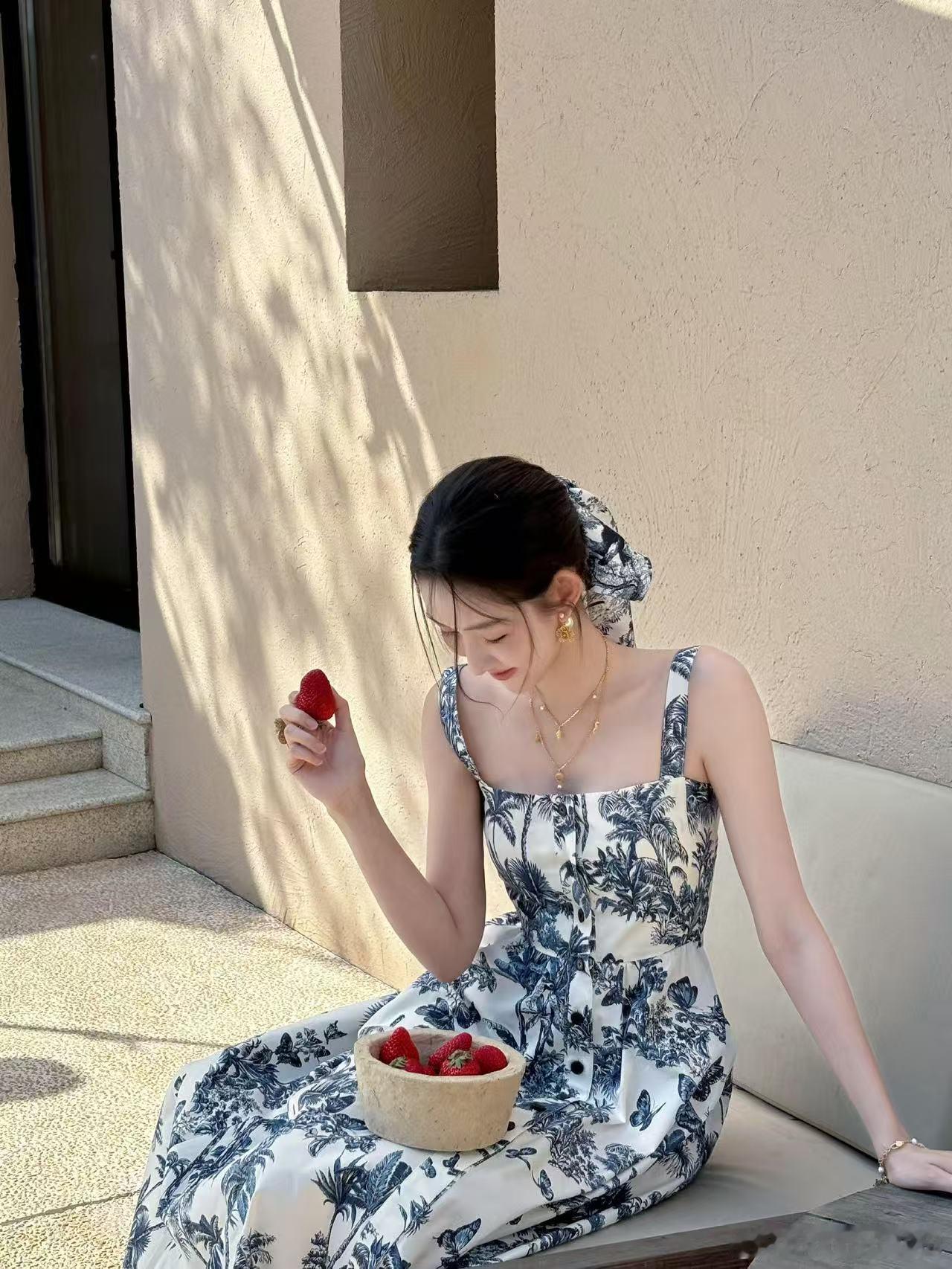 王玉雯红毯前直播王玉雯光腿神器外卖定的 王玉雯红毯前给大家直播一起监督妆造，和粉