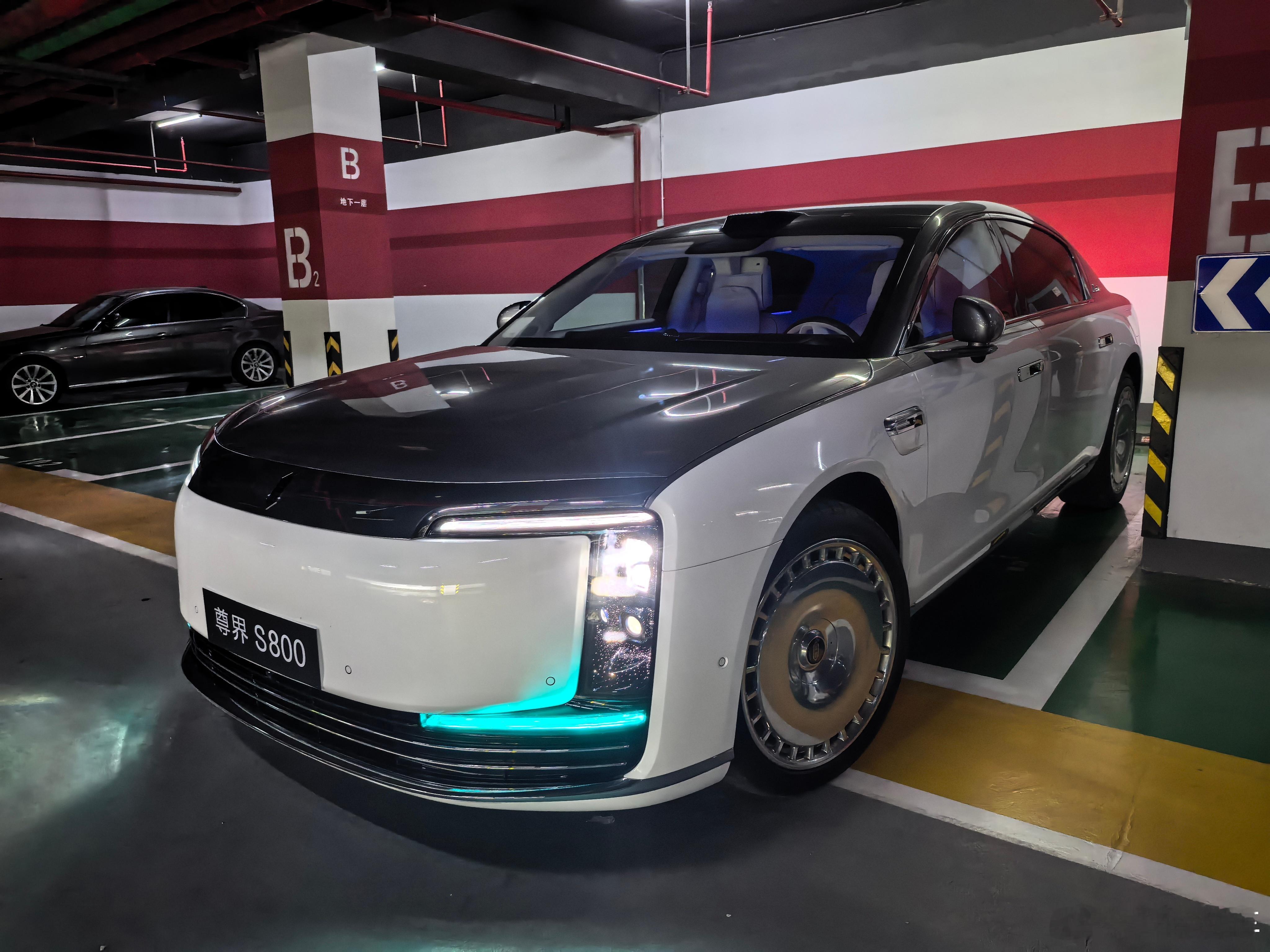 吃完饭回来停车，发现我的尊界S800 悄悄更新了，抬头显示上有终点的小旗子🏁，