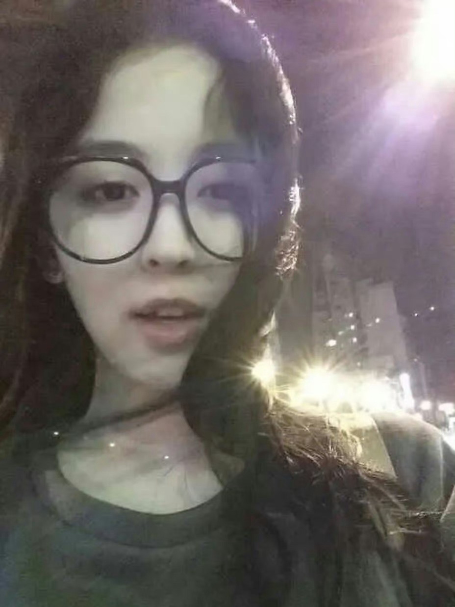 分享一组大学时期的娜扎照片“看到传说中让招生的同学疯狂的新疆美女了” 